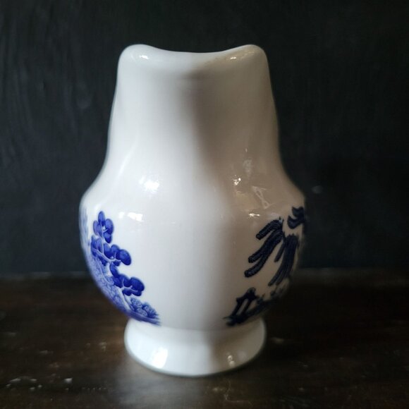 Churchill Blue Willow Pattern Gravy Boat, Blue and White Chinoiserie Sauce Boat - Picture 4 of 10